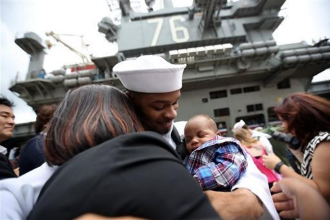 Ngày 1 tháng 10 năm 2015, tàu sân bay động cơ hạt nhân USS Ronald Reagan CVN 76 của Hạm đội 7, Hải quân Mỹ đến căn cứ Yokosuka ở Nhật Bản. Ngày 1 tháng 10 năm 2015, tàu sân bay động cơ hạt nhân USS Ronald Reagan CVN 76 của Hạm đội 7, Hải quân Mỹ đến căn cứ Yokosuka ở Nhật Bản.