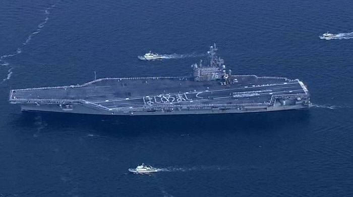 Ngày 1 tháng 10 năm 2015, tàu sân bay động cơ hạt nhân USS Ronald Reagan CVN 76 của Hạm đội 7, Hải quân Mỹ đến căn cứ Yokosuka ở Nhật Bản. Ngày 1 tháng 10 năm 2015, tàu sân bay động cơ hạt nhân USS Ronald Reagan CVN 76 của Hạm đội 7, Hải quân Mỹ đến căn cứ Yokosuka ở Nhật Bản.