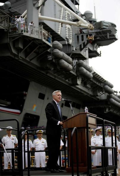 Ngày 1 tháng 10 năm 2015 ở căn cứ Yokosuka, Tư lệnh Hải quân Mỹ Ray Mabus tham gia lễ đón tàu sân bay động cơ hạt nhân USS Ronald Reagan Ngày 1 tháng 10 năm 2015 ở căn cứ Yokosuka, Tư lệnh Hải quân Mỹ Ray Mabus tham gia lễ đón tàu sân bay động cơ hạt nhân USS Ronald Reagan