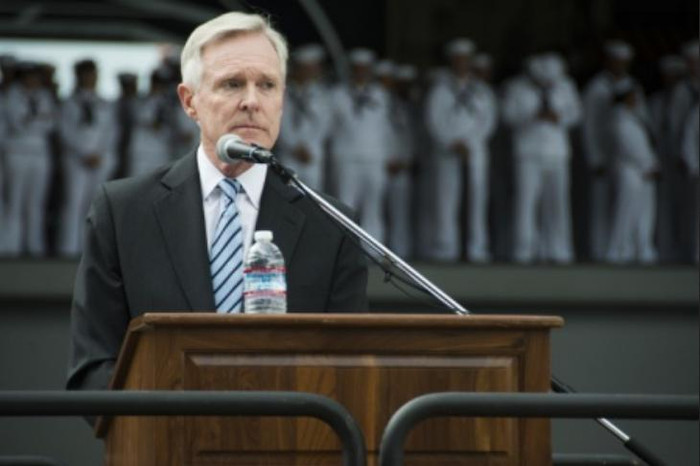 Ngày 1 tháng 10 năm 2015 ở căn cứ Yokosuka, Tư lệnh Hải quân Mỹ Ray Mabus tham gia lễ đón tàu sân bay động cơ hạt nhân USS Ronald Reagan Ngày 1 tháng 10 năm 2015 ở căn cứ Yokosuka, Tư lệnh Hải quân Mỹ Ray Mabus tham gia lễ đón tàu sân bay động cơ hạt nhân USS Ronald Reagan