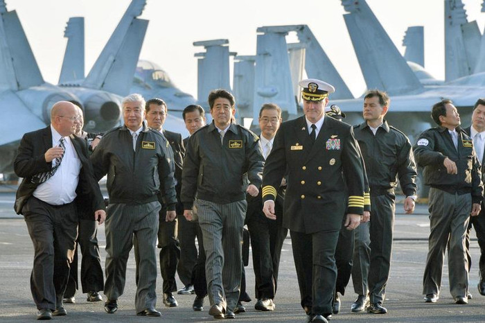 Ngày 18 tháng 10 năm 2015, Thủ tướng Nhật Bản Shinzo Abe thăm tàu sân bay USS Ronald Reagan Hải quân Mỹ Ngày 18 tháng 10 năm 2015, Thủ tướng Nhật Bản Shinzo Abe thăm tàu sân bay USS Ronald Reagan Hải quân Mỹ
