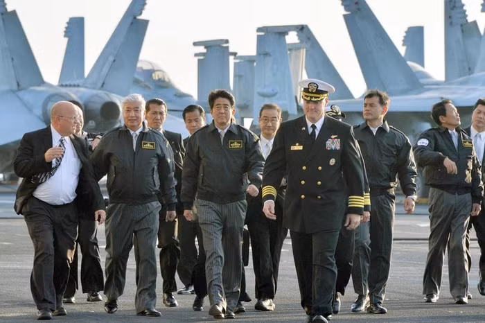 Ngày 18 tháng 10 năm 2015, Thủ tướng Nhật Bản Shinzo Abe thăm tàu sân bay USS Ronald Reagan Hải quân Mỹ