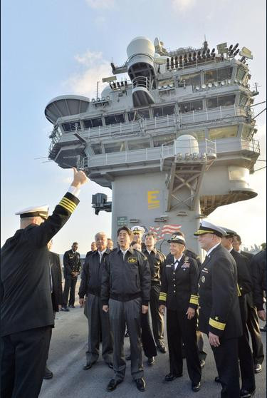 Ngày 18 tháng 10 năm 2015, Thủ tướng Nhật Bản Shinzo Abe thăm tàu sân bay USS Ronald Reagan Hải quân Mỹ Ngày 18 tháng 10 năm 2015, Thủ tướng Nhật Bản Shinzo Abe thăm tàu sân bay USS Ronald Reagan Hải quân Mỹ