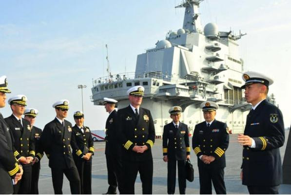 Chiều ngày 19 tháng 10 năm 2015, Đoàn đại biểu chỉ huy tàu chiến Hải quân Mỹ thăm tàu sân bay Liêu Ninh, Hải quân Trung Quốc