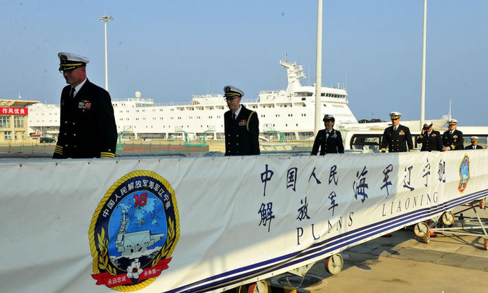 Chiều ngày 19 tháng 10 năm 2015, Đoàn đại biểu chỉ huy tàu chiến Hải quân Mỹ thăm tàu sân bay Liêu Ninh, Hải quân Trung Quốc