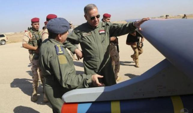 Bộ trưởng Quốc phòng Iraq Khaled al-Obeidi quan sát máy bay không người lái CH-4