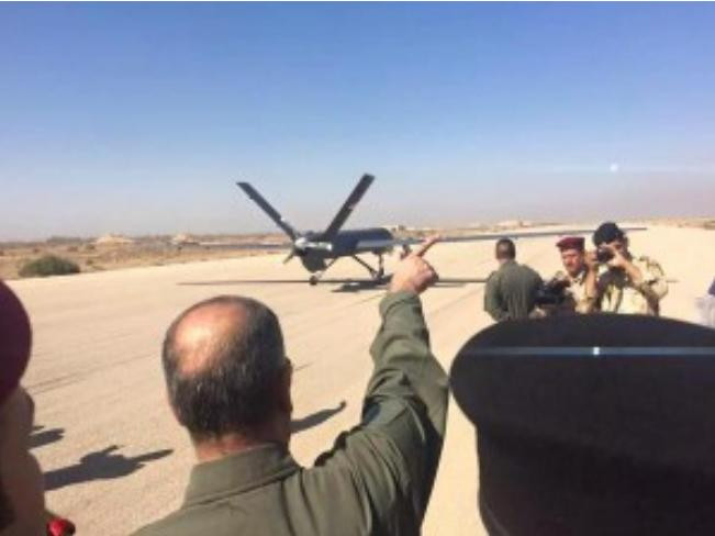 Bộ trưởng Quốc phòng Iraq Khaled al-Obeidi thị sát máy bay không người lái CH-4