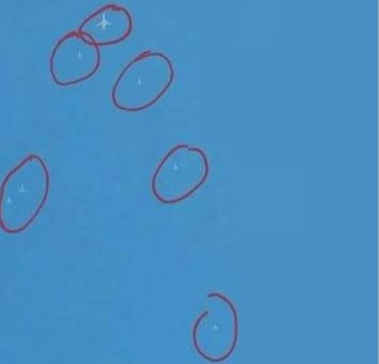 Máy bay Tu-154 dẫn theo 6 máy bay chiến đấu ném bom Su-34 trên bầu trời Syria - hình ảnh này chụp từ mặt đất (nguồn mạng sina) Máy bay Tu-154 dẫn theo 6 máy bay chiến đấu ném bom Su-34 trên bầu trời Syria - hình ảnh này chụp từ mặt đất (nguồn mạng sina)