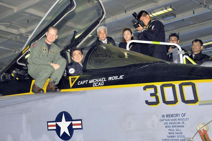 Ngày 18 tháng 10 năm 2015, Thủ tướng Nhật Bản Shinzo Abe thăm tàu sân bay USS Ronald Reagan Hải quân Mỹ. Ông đã lên ngồi trên máy bay chiến đấu F/A-18 Ngày 18 tháng 10 năm 2015, Thủ tướng Nhật Bản Shinzo Abe thăm tàu sân bay USS Ronald Reagan Hải quân Mỹ. Ông đã lên ngồi trên máy bay chiến đấu F/A-18