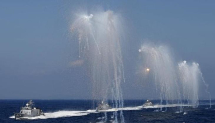 Hải quân Nhật Bản tiến hành duyệt binh quy mô lớn trên biển (nguồn mạng sina Trung Quốc) Hải quân Nhật Bản tiến hành duyệt binh quy mô lớn trên biển (nguồn mạng sina Trung Quốc)