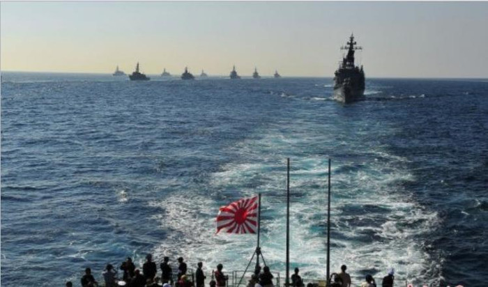 Hải quân Nhật Bản tiến hành duyệt binh quy mô lớn trên biển (nguồn mạng sina Trung Quốc) Hải quân Nhật Bản tiến hành duyệt binh quy mô lớn trên biển (nguồn mạng sina Trung Quốc)