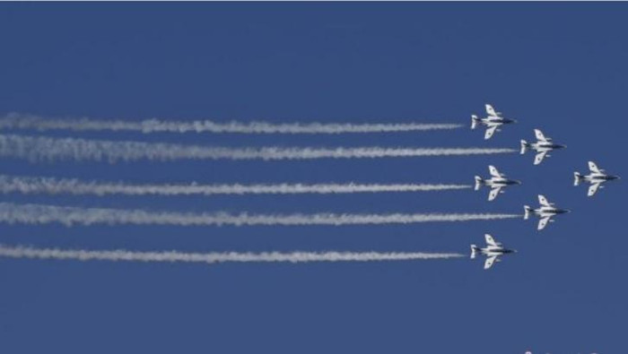 Hải quân Nhật Bản tiến hành duyệt binh quy mô lớn trên biển (nguồn mạng sina Trung Quốc) Hải quân Nhật Bản tiến hành duyệt binh quy mô lớn trên biển (nguồn mạng sina Trung Quốc)