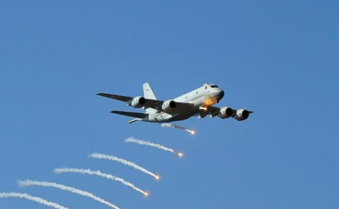 Hải quân Nhật Bản tiến hành duyệt binh quy mô lớn trên biển (nguồn mạng sina Trung Quốc) Hải quân Nhật Bản tiến hành duyệt binh quy mô lớn trên biển (nguồn mạng sina Trung Quốc)