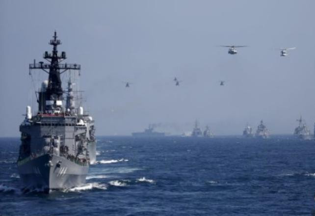 Hải quân Nhật Bản tiến hành duyệt binh quy mô lớn trên biển (nguồn mạng sina Trung Quốc) Hải quân Nhật Bản tiến hành duyệt binh quy mô lớn trên biển (nguồn mạng sina Trung Quốc)