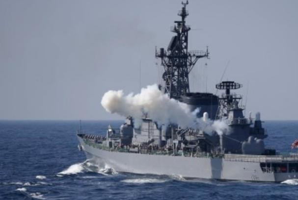 Hải quân Nhật Bản tiến hành duyệt binh quy mô lớn trên biển (nguồn mạng sina Trung Quốc) Hải quân Nhật Bản tiến hành duyệt binh quy mô lớn trên biển (nguồn mạng sina Trung Quốc)