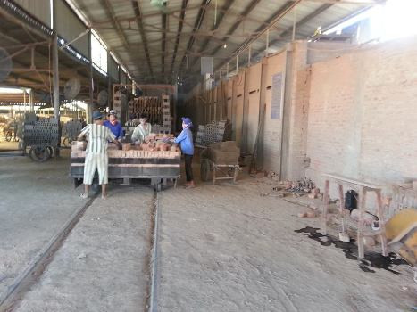 Công ty Cổ phần gạch ngói Xuân Hòa nơi đã cung cấp gạch xây dựng cho nhà chị Lan bị tố nhiễm mặn nhưng đến nay đã hơn 1 tháng xảy ra sự viêc lãnh đạo nhà máy này vẫn chưa có phương án giải quyết cho khách hàng