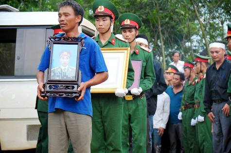 Chiều ngày 11/7 thi hài liệt sỹ Trung úy Nguyễn Công Hợi đã được đưa về đến quê nhà xã Tam Hợp, huyện Quỳ Hợp, Nghệ An Chiều ngày 11/7 thi hài liệt sỹ Trung úy Nguyễn Công Hợi đã được đưa về đến quê nhà xã Tam Hợp, huyện Quỳ Hợp, Nghệ An