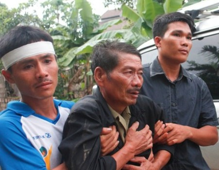 Bố Liệt sỹ Trung úy Nguyễn Công Hợi, ông Nguyễn Công Hiền thì 5 ngày qua chờ con trai về dài đằng đẵng như cả ngàn năm. Ông đã không đứng vững nổi khi linh cữu của người con trai đầu của ông về đến quê nhà Bố Liệt sỹ Trung úy Nguyễn Công Hợi, ông Nguyễn Công Hiền thì 5 ngày qua chờ con trai về dài đằng đẵng như cả ngàn năm. Ông đã không đứng vững nổi khi linh cữu của người con trai đầu của ông về đến quê nhà