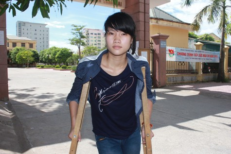 Mong ước của thí sinh Phúc bị khuyết tật cả hai chân do nhiễm chất độc da cam là trở thành một dược sỹ giỏi Mong ước của thí sinh Phúc bị khuyết tật cả hai chân do nhiễm chất độc da cam là trở thành một dược sỹ giỏi