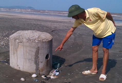 Nơi xả nước thải của đường ống xả thải ra biển của Công ty TNHH chế phụ phẩm thủy sản Xuri Việt - Trung cũng được xây thành ụ chắc chắn bằng bê tông Nơi xả nước thải của đường ống xả thải ra biển của Công ty TNHH chế phụ phẩm thủy sản Xuri Việt - Trung cũng được xây thành ụ chắc chắn bằng bê tông