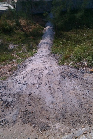 Bị người dân phản đối không cho xả nước thải ra kênh thoát nước Công ty TNHH chế phụ phẩm thủy sản Xuri Việt - Trung lại đào đặt ống nối thẳng từ nhà máy ra bãi biển để xả nước thải và họ dùng bê - tông lấp lại để tránh bị xem, bị phá! Bị người dân phản đối không cho xả nước thải ra kênh thoát nước Công ty TNHH chế phụ phẩm thủy sản Xuri Việt - Trung lại đào đặt ống nối thẳng từ nhà máy ra bãi biển để xả nước thải và họ dùng bê - tông lấp lại để tránh bị xem, bị phá!