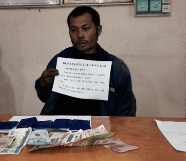 Đối tượng Lầu Tồng Giờ cũng tang vật tại cơ quan điều tra Đối tượng Lầu Tồng Giờ cũng tang vật tại cơ quan điều tra