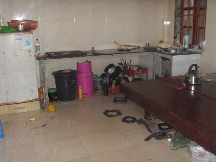 Nhiều vật dụng trong nhà ông Thành đã bị Sỹ đập phá hư hỏng