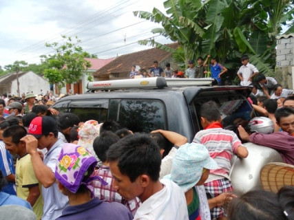 Hàng nghìn người dân bức xúc không cho lực lượng chức năng đưa 2 tên cuẩ tặc đi cấp cứu làm một trong 2 tên đã tử vong vào trưa nay