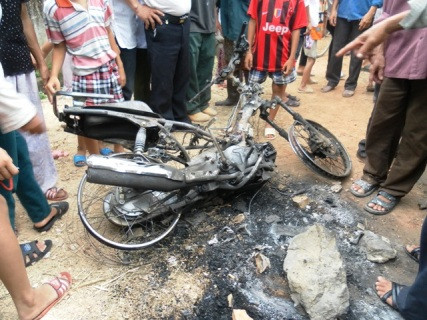 Chiếc xe của 2 tên cẩu tặc bị người dân đốt cháy trụi