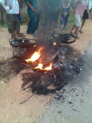 Chiếc xe máy của 2 anh em cẩu tặc cũng bị người dân đốt.