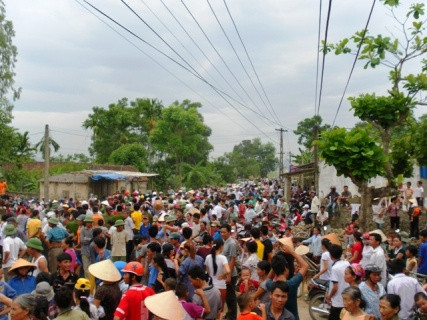 Nhiều người dân đều cho rằng cái chết của tên trộm chó Nguyễn Trọng Hoá là do sự bức xúc tập thể Nhiều người dân đều cho rằng cái chết của tên trộm chó Nguyễn Trọng Hoá là do sự bức xúc tập thể