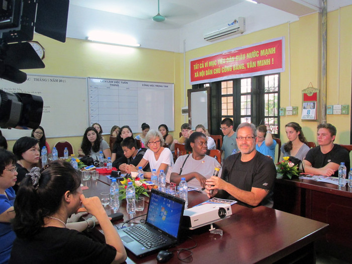 Học sinh và các thầy cô giáo trường George có chuyến thắm trường THPT Đinh Tiên Hoàng. Ảnh Xuân Hải Học sinh và các thầy cô giáo trường George có chuyến thắm trường THPT Đinh Tiên Hoàng. Ảnh Xuân Hải
