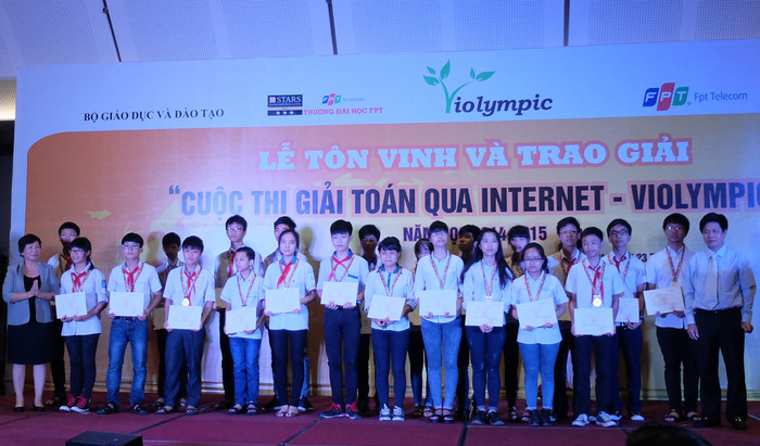 Học sinh đoạt giải trong cuộc thi giải toán qua Internet. Ảnh Vân Anh Học sinh đoạt giải trong cuộc thi giải toán qua Internet. Ảnh Vân Anh