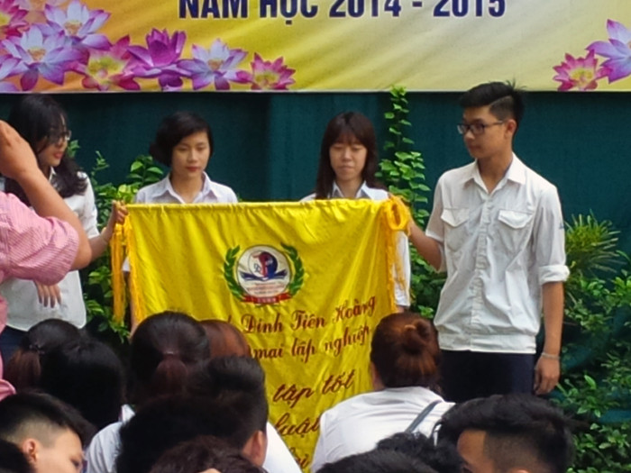 Các em học sinh lớp 10. 11 nhận lá cờ truyền thống từ các anh chị lớp 12. Ảnh PT Các em học sinh lớp 10. 11 nhận lá cờ truyền thống từ các anh chị lớp 12. Ảnh PT