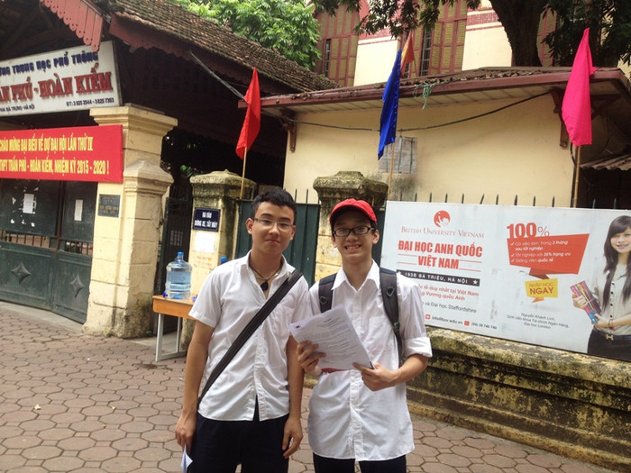 Thí sinh dự thi tại điểm thi Trường THPT Trần Phú, Hoàn Kiếm. Ảnh Xuân Hải