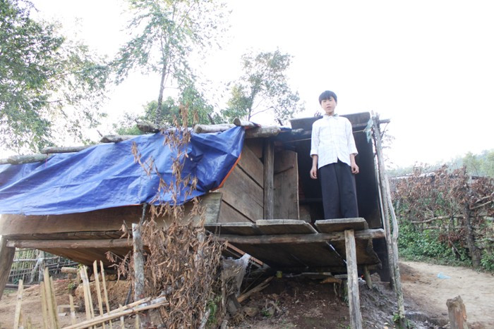 Háng Đồng gồm 6 bản làng heo hút là Háng BLa, Chống Tra, Háng Đồng A, Háng Đồng B, Háng Đồng C, Làng Sáng. Học sinh bản xa phải vượt núi mất nửa ngày đường trong sương mù mới đến được trường ở trung tâm xã. Đời sống người dân nơi đây hết sức nghèo khổ. Trong ảnh chính là ngôi nhà nội trú của học sinh. Khu nhà nội trú học sinh, thực ra là những lều bạt nhỏ nhoi dựng tạm khó chống chọi được với những cơn lốc xoáy, mưa dông... nhưng sự hiếu học nơi đây thì rất đáng khâm phục. >>Chùm ảnh: Bản hiếu học ở cuối trời Tây Bắc >>1001 nỗi khổ của những đứa trẻ ở tuổi đến trường >>Chùm ảnh: Phiêu cùng xe tự chế của học trò vùng cao Háng Đồng gồm 6 bản làng heo hút là Háng BLa, Chống Tra, Háng Đồng A, Háng Đồng B, Háng Đồng C, Làng Sáng. Học sinh bản xa phải vượt núi mất nửa ngày đường trong sương mù mới đến được trường ở trung tâm xã. Đời sống người dân nơi đây hết sức nghèo khổ. Trong ảnh chính là ngôi nhà nội trú của học sinh. Khu nhà nội trú học sinh, thực ra là những lều bạt nhỏ nhoi dựng tạm khó chống chọi được với những cơn lốc xoáy, mưa dông... nhưng sự hiếu học nơi đây thì rất đáng khâm phục. >>Chùm ảnh: Bản hiếu học ở cuối trời Tây Bắc >>1001 nỗi khổ của những đứa trẻ ở tuổi đến trường >>Chùm ảnh: Phiêu cùng xe tự chế của học trò vùng cao