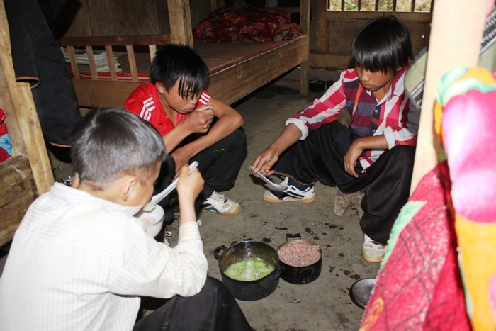 Những bữa ăn đạm bạc thế này lặp đi lặp lại quanh năm... >>Chùm ảnh: Bản hiếu học ở cuối trời Tây Bắc >>1001 nỗi khổ của những đứa trẻ ở tuổi đến trường >>Chùm ảnh: Phiêu cùng xe tự chế của học trò vùng cao Những bữa ăn đạm bạc thế này lặp đi lặp lại quanh năm... >>Chùm ảnh: Bản hiếu học ở cuối trời Tây Bắc >>1001 nỗi khổ của những đứa trẻ ở tuổi đến trường >>Chùm ảnh: Phiêu cùng xe tự chế của học trò vùng cao