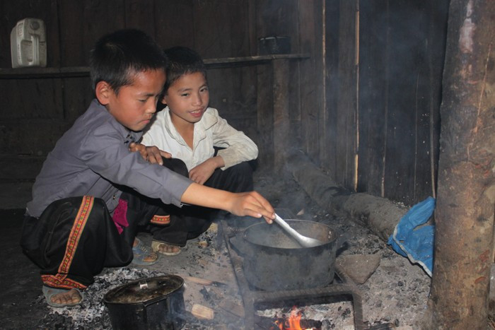 Hầu hết cơm ăn của các em đều chính do tay các em tự nấu lấy. >>Chùm ảnh: Bản hiếu học ở cuối trời Tây Bắc >>1001 nỗi khổ của những đứa trẻ ở tuổi đến trường >>Chùm ảnh: Phiêu cùng xe tự chế của học trò vùng cao Hầu hết cơm ăn của các em đều chính do tay các em tự nấu lấy. >>Chùm ảnh: Bản hiếu học ở cuối trời Tây Bắc >>1001 nỗi khổ của những đứa trẻ ở tuổi đến trường >>Chùm ảnh: Phiêu cùng xe tự chế của học trò vùng cao