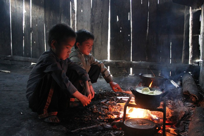 Những bữa cơm học sinh nội trú chỉ đơn thuần là bí xanh, măng rừng luộc chấm muối. Thi thoảng có một vài con cá khô; còn thịt lợn thì đường như là điều gì đó quá xa xỉ. >>Chùm ảnh: Bản hiếu học ở cuối trời Tây Bắc >>1001 nỗi khổ của những đứa trẻ ở tuổi đến trường >>Chùm ảnh: Phiêu cùng xe tự chế của học trò vùng cao Những bữa cơm học sinh nội trú chỉ đơn thuần là bí xanh, măng rừng luộc chấm muối. Thi thoảng có một vài con cá khô; còn thịt lợn thì đường như là điều gì đó quá xa xỉ. >>Chùm ảnh: Bản hiếu học ở cuối trời Tây Bắc >>1001 nỗi khổ của những đứa trẻ ở tuổi đến trường >>Chùm ảnh: Phiêu cùng xe tự chế của học trò vùng cao