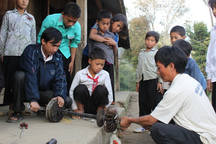 Để đảm bảo có điện cho lớp học và điện sinh hoạt, thầy và trò thường xuyên sửa chữa, bảo dưỡng máy phát điện mini. >>Chùm ảnh: Bản hiếu học ở cuối trời Tây Bắc >>1001 nỗi khổ của những đứa trẻ ở tuổi đến trường >>Chùm ảnh: Phiêu cùng xe tự chế của học trò vùng cao Để đảm bảo có điện cho lớp học và điện sinh hoạt, thầy và trò thường xuyên sửa chữa, bảo dưỡng máy phát điện mini. >>Chùm ảnh: Bản hiếu học ở cuối trời Tây Bắc >>1001 nỗi khổ của những đứa trẻ ở tuổi đến trường >>Chùm ảnh: Phiêu cùng xe tự chế của học trò vùng cao