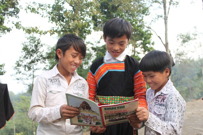 Ở nơi khó khăn này, những quyển sách, báo đến tay các em sẽ được truyền đọc tới bao giờ nhàu nát quyển báo thì thôi. >>Chùm ảnh: Bản hiếu học ở cuối trời Tây Bắc >>1001 nỗi khổ của những đứa trẻ ở tuổi đến trường >>Chùm ảnh: Phiêu cùng xe tự chế của học trò vùng cao Ở nơi khó khăn này, những quyển sách, báo đến tay các em sẽ được truyền đọc tới bao giờ nhàu nát quyển báo thì thôi. >>Chùm ảnh: Bản hiếu học ở cuối trời Tây Bắc >>1001 nỗi khổ của những đứa trẻ ở tuổi đến trường >>Chùm ảnh: Phiêu cùng xe tự chế của học trò vùng cao