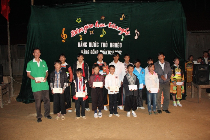 Lần đầu tiên, tại rẻo cao đại ngàn đã diễn ra đêm giao lưu văn nghệ và tiết mục lửa trại đã thu hút hàng ngàn người dân tham gia. Những điệu xoè ô, múa khèn dập dìu, e ấp của dân tộc Mông đã làm ấp áp thêm bản làng vốn đìu hiu trong sương lạnh. Cũng trong dịp này, buổi giao lưu “Nâng bước học trò nghèo”, đó là tâm nguyện mà bất cứ ai đặt chân đến vùng đất khó khăn này cũng đều trăn trở. Điều đáng nói là giữa vùng đất mịt mùng mây phủ, vẫn còn có những thầy cô giáo tâm huyết, đam mê cống hiến, tận tâm với trò nghèo. Mai đây, những trẻ em vùng cao Háng Đồng sẽ tiếp bước đi tìm con chữ, viết nên những giấc mơ đổi thay vùng đất khó mà người dân nơi đây đã bao đời kiên gan bám núi mưu sinh. >>Chùm ảnh: Bản hiếu học ở cuối trời Tây Bắc >>1001 nỗi khổ của những đứa trẻ ở tuổi đến trường >>Chùm ảnh: Phiêu cùng xe tự chế của học trò vùng cao Lần đầu tiên, tại rẻo cao đại ngàn đã diễn ra đêm giao lưu văn nghệ và tiết mục lửa trại đã thu hút hàng ngàn người dân tham gia. Những điệu xoè ô, múa khèn dập dìu, e ấp của dân tộc Mông đã làm ấp áp thêm bản làng vốn đìu hiu trong sương lạnh. Cũng trong dịp này, buổi giao lưu “Nâng bước học trò nghèo”, đó là tâm nguyện mà bất cứ ai đặt chân đến vùng đất khó khăn này cũng đều trăn trở. Điều đáng nói là giữa vùng đất mịt mùng mây phủ, vẫn còn có những thầy cô giáo tâm huyết, đam mê cống hiến, tận tâm với trò nghèo. Mai đây, những trẻ em vùng cao Háng Đồng sẽ tiếp bước đi tìm con chữ, viết nên những giấc mơ đổi thay vùng đất khó mà người dân nơi đây đã bao đời kiên gan bám núi mưu sinh. >>Chùm ảnh: Bản hiếu học ở cuối trời Tây Bắc >>1001 nỗi khổ của những đứa trẻ ở tuổi đến trường >>Chùm ảnh: Phiêu cùng xe tự chế của học trò vùng cao