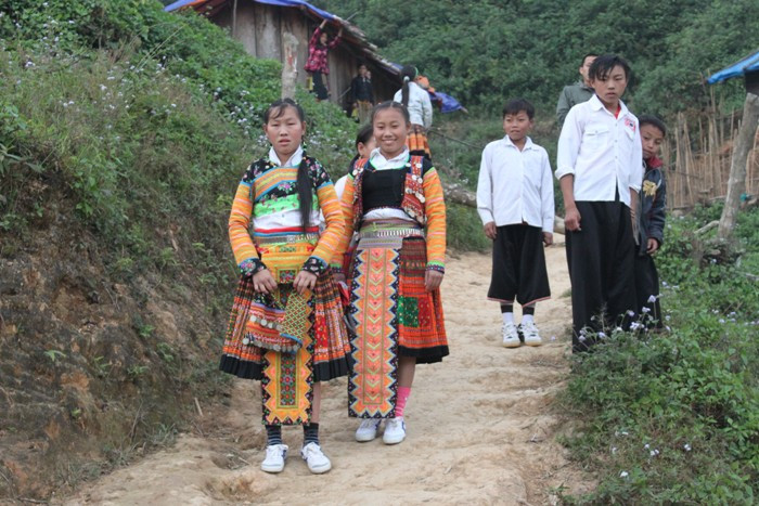 Hiệu trưởng liên trường cấp Tiểu học+THCS Đỗ Văn Tâm cho biết, năm học này đã vận động được rất nhiều học sinh nghỉ học đến lớp; chưa xảy ra trường hợp bỏ học nào. Đó cũng là kỳ tích của vùng đất khó. >>Chùm ảnh: Bản hiếu học ở cuối trời Tây Bắc >>1001 nỗi khổ của những đứa trẻ ở tuổi đến trường >>Chùm ảnh: Phiêu cùng xe tự chế của học trò vùng cao Hiệu trưởng liên trường cấp Tiểu học+THCS Đỗ Văn Tâm cho biết, năm học này đã vận động được rất nhiều học sinh nghỉ học đến lớp; chưa xảy ra trường hợp bỏ học nào. Đó cũng là kỳ tích của vùng đất khó. >>Chùm ảnh: Bản hiếu học ở cuối trời Tây Bắc >>1001 nỗi khổ của những đứa trẻ ở tuổi đến trường >>Chùm ảnh: Phiêu cùng xe tự chế của học trò vùng cao