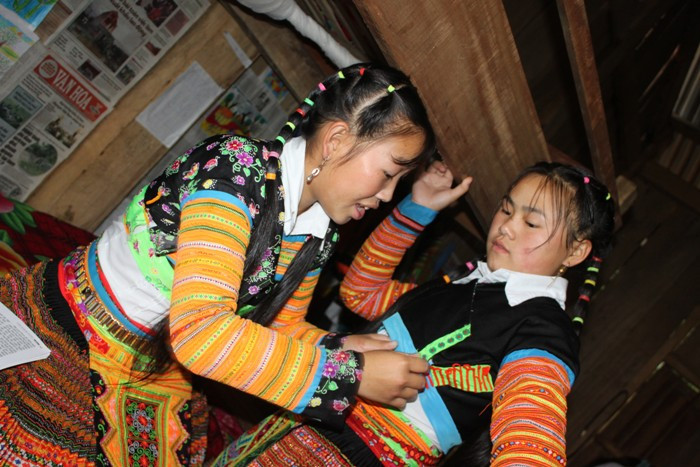 Hai chị em chuẩn bị trang phục để tới trường. >>Chùm ảnh: Bản hiếu học ở cuối trời Tây Bắc >>1001 nỗi khổ của những đứa trẻ ở tuổi đến trường >>Chùm ảnh: Phiêu cùng xe tự chế của học trò vùng cao Hai chị em chuẩn bị trang phục để tới trường. >>Chùm ảnh: Bản hiếu học ở cuối trời Tây Bắc >>1001 nỗi khổ của những đứa trẻ ở tuổi đến trường >>Chùm ảnh: Phiêu cùng xe tự chế của học trò vùng cao