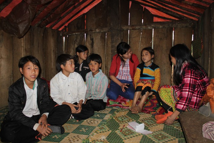 Nhằm chia sẻ, động viên những học sinh nghèo hiếu học, vừa qua Chương trình tình nguyện từ thiện “Nâng bước học trò nghèo” do Chi đoàn Đài Phát thanh-Truyền hình Sơn La, Chi đoàn báo Sơn La, báo Đại Đoàn Kết, báo Nông Thôn Ngày Nay và Tổ chức Áo ấm mùa đông phối hợp thực hiện đã trao tặng các em học sinh nghèo vượt khó tại Háng Đồng 70 xuất học bổng; hơn 1.000 quyển vở học sinh, 40 tập giấy A4, 130 đôi dép nhựa và hơn 500 bộ quần áo ấm mùa đông. >>Chùm ảnh: Bản hiếu học ở cuối trời Tây Bắc >>1001 nỗi khổ của những đứa trẻ ở tuổi đến trường >>Chùm ảnh: Phiêu cùng xe tự chế của học trò vùng cao Nhằm chia sẻ, động viên những học sinh nghèo hiếu học, vừa qua Chương trình tình nguyện từ thiện “Nâng bước học trò nghèo” do Chi đoàn Đài Phát thanh-Truyền hình Sơn La, Chi đoàn báo Sơn La, báo Đại Đoàn Kết, báo Nông Thôn Ngày Nay và Tổ chức Áo ấm mùa đông phối hợp thực hiện đã trao tặng các em học sinh nghèo vượt khó tại Háng Đồng 70 xuất học bổng; hơn 1.000 quyển vở học sinh, 40 tập giấy A4, 130 đôi dép nhựa và hơn 500 bộ quần áo ấm mùa đông. >>Chùm ảnh: Bản hiếu học ở cuối trời Tây Bắc >>1001 nỗi khổ của những đứa trẻ ở tuổi đến trường >>Chùm ảnh: Phiêu cùng xe tự chế của học trò vùng cao