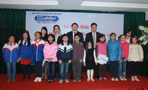 Các thí sinh chụp ảnh lưu niệm sau khi nhận giải. Các thí sinh chụp ảnh lưu niệm sau khi nhận giải.