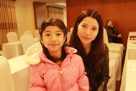 Em Nguyễn Hà Phương cùng mẹ từ Hải Phòng lên Hà Nội nhận giải. Ảnh XT