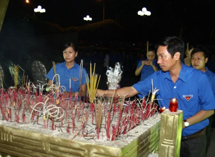 Thắp hương tri ân hàng ngàn liệt liệt sỹ tại Nghĩa trang đường 9 Thắp hương tri ân hàng ngàn liệt liệt sỹ tại Nghĩa trang đường 9