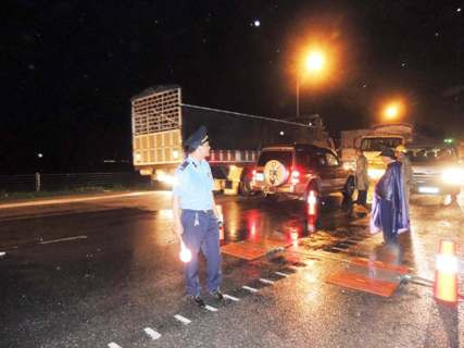 Trong lúc nước sôi lửa bỏng ô tô biển xanh mang BKS 38A- 4699 khi đó đang có ông Phạm Việt Thắng – Phó Giám đốc Sở GT&VT Hà Tĩnh chạy, dừng sai làn đường còn suýt tông vào phóng viên đang tác nghiệp Trong lúc nước sôi lửa bỏng ô tô biển xanh mang BKS 38A- 4699 khi đó đang có ông Phạm Việt Thắng – Phó Giám đốc Sở GT&VT Hà Tĩnh chạy, dừng sai làn đường còn suýt tông vào phóng viên đang tác nghiệp