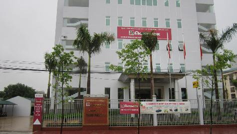 Chi nhánh Ngân hàng NN & PTNT TP.Vinh nơi ông Tuấn bị bắt đang sát phạt cùng với 3 nhân viên của mình Chi nhánh Ngân hàng NN & PTNT TP.Vinh nơi ông Tuấn bị bắt đang sát phạt cùng với 3 nhân viên của mình